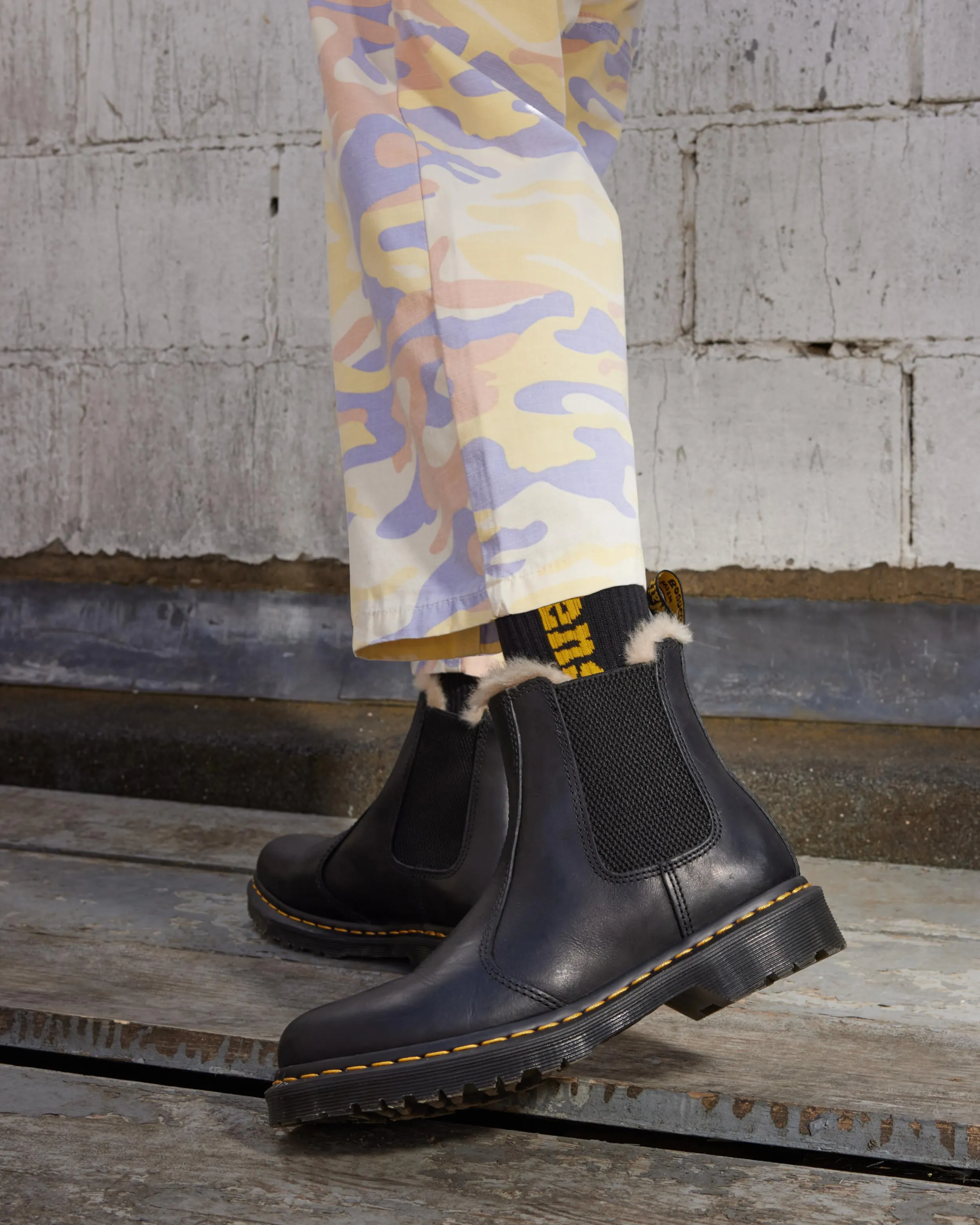 2976 Women's Chelsea boots with faux fur lining Dr. Martens